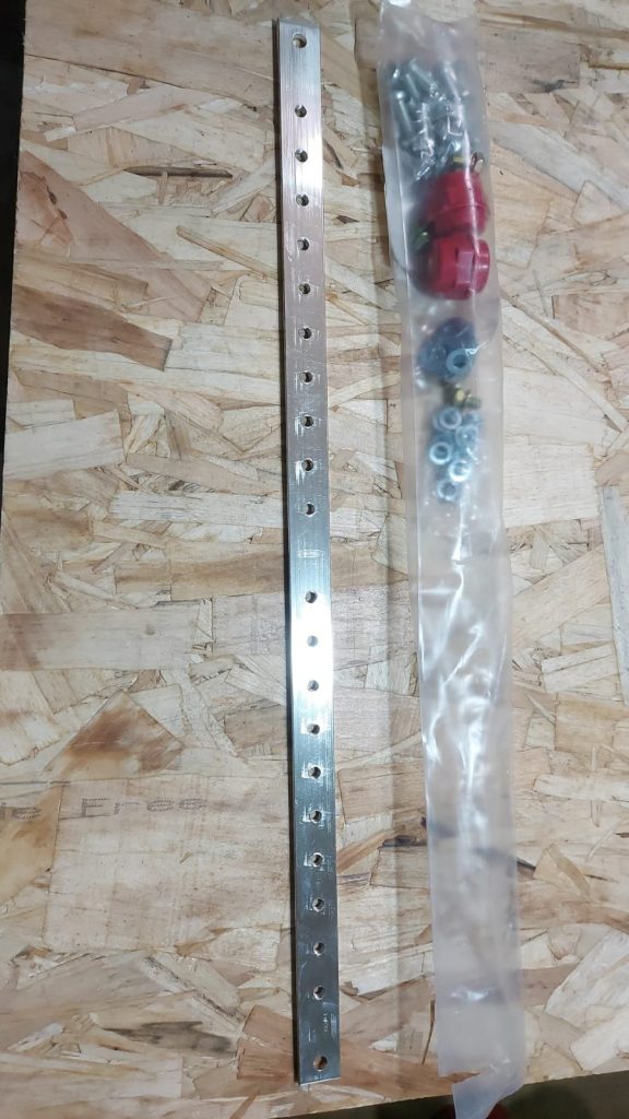 RC19 SZ620-19И-Л Шина заземления медная 19" с изоляторами на 20 точек подключения, габариты 483х4х20 мм., луженая