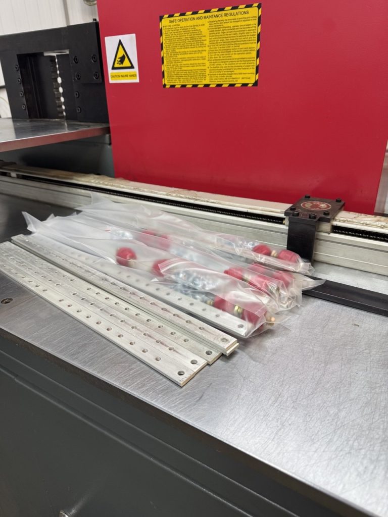 RC19 SZ620-19И-Л Шина заземления медная 19" с изоляторами на 20 точек подключения, габариты 483х4х20 мм., луженая