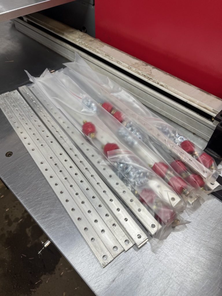 RC19 SZ620-19И-Л Шина заземления медная 19" с изоляторами на 20 точек подключения, габариты 483х4х20 мм., луженая