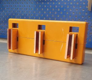 Данный шинодержатель на 6 медных шин. Для примера установили шину сечением 8x100. Зафиксировали ее 4 болтами (два сверху, два снизу).