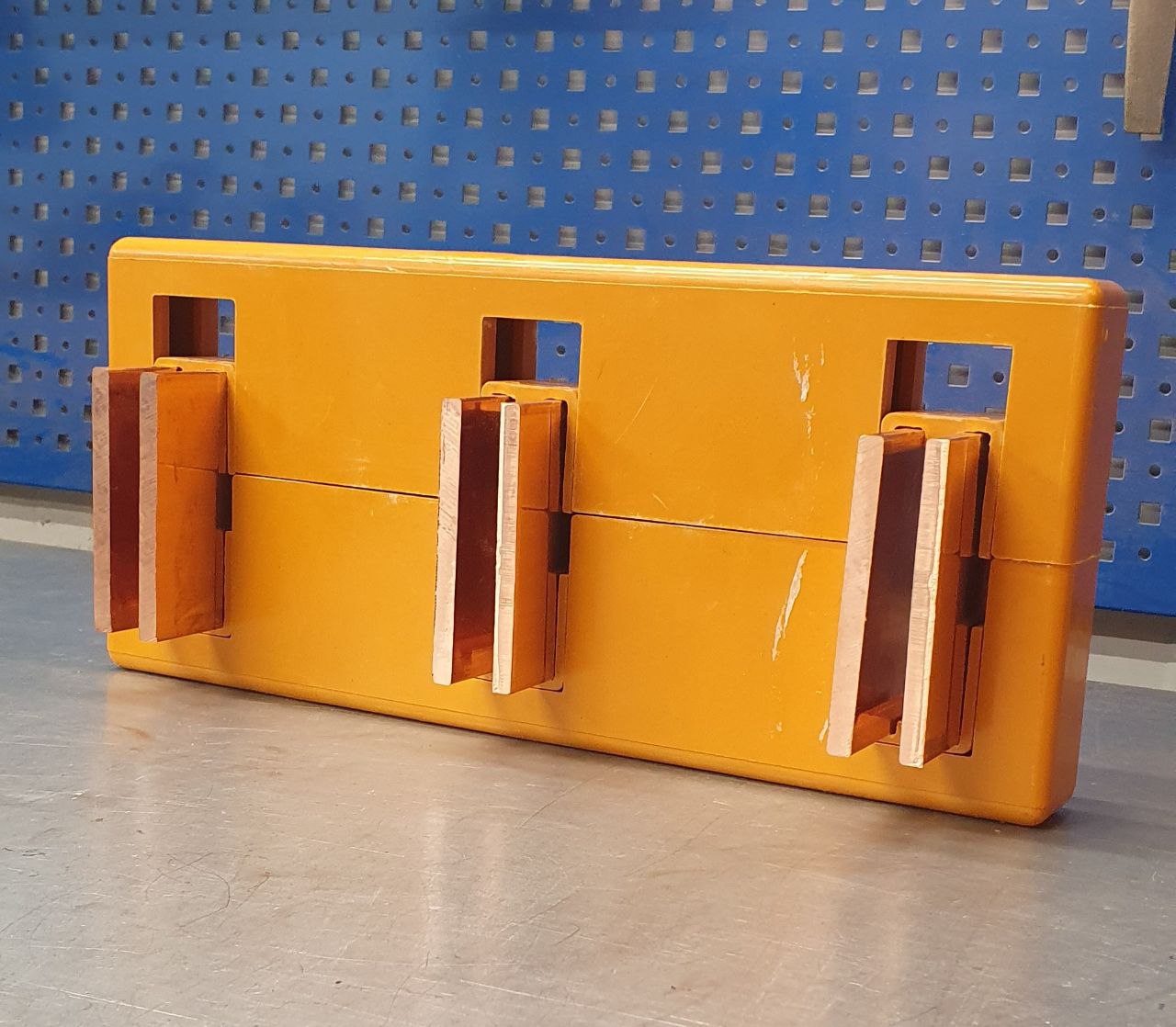 Данный шинодержатель на 6 медных шин. Для примера установили шину сечением 8x100. Зафиксировали ее 4 болтами (два сверху, два снизу).