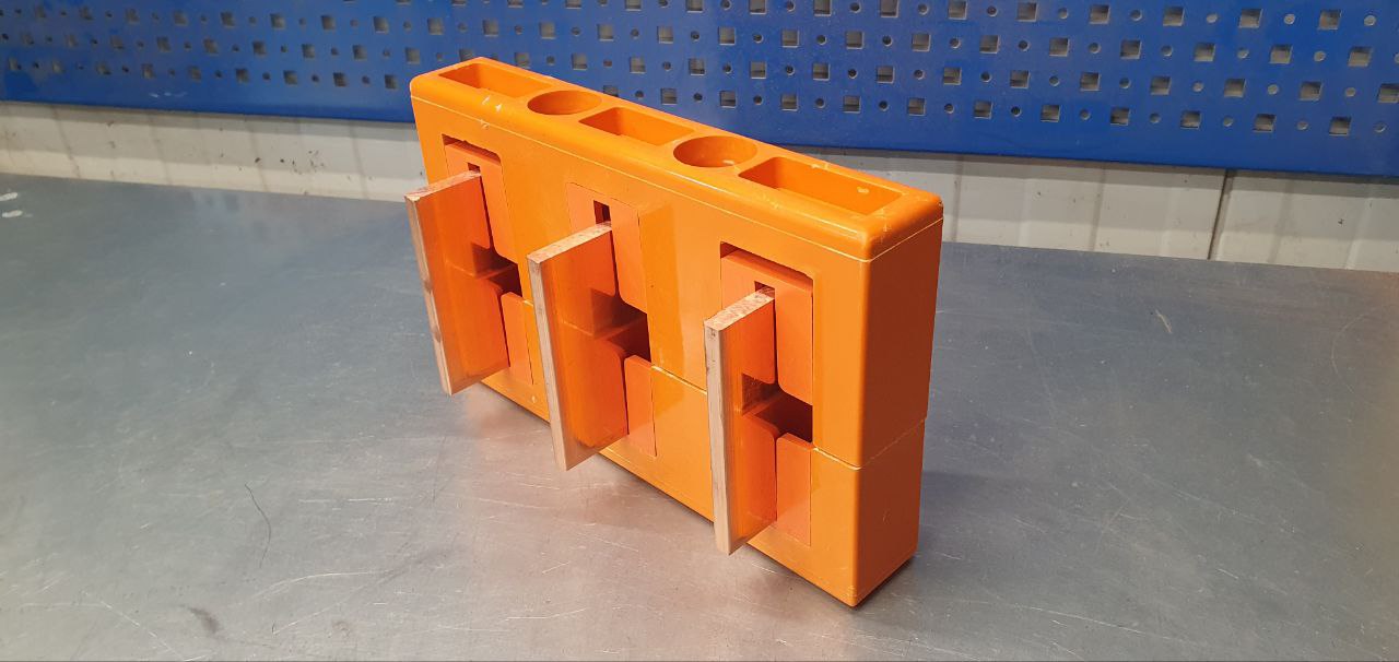 Данный шинодержатель на 6 медных шин. Для примера установили шину сечением 8x100. Зафиксировали ее 4 болтами (два сверху, два снизу). 