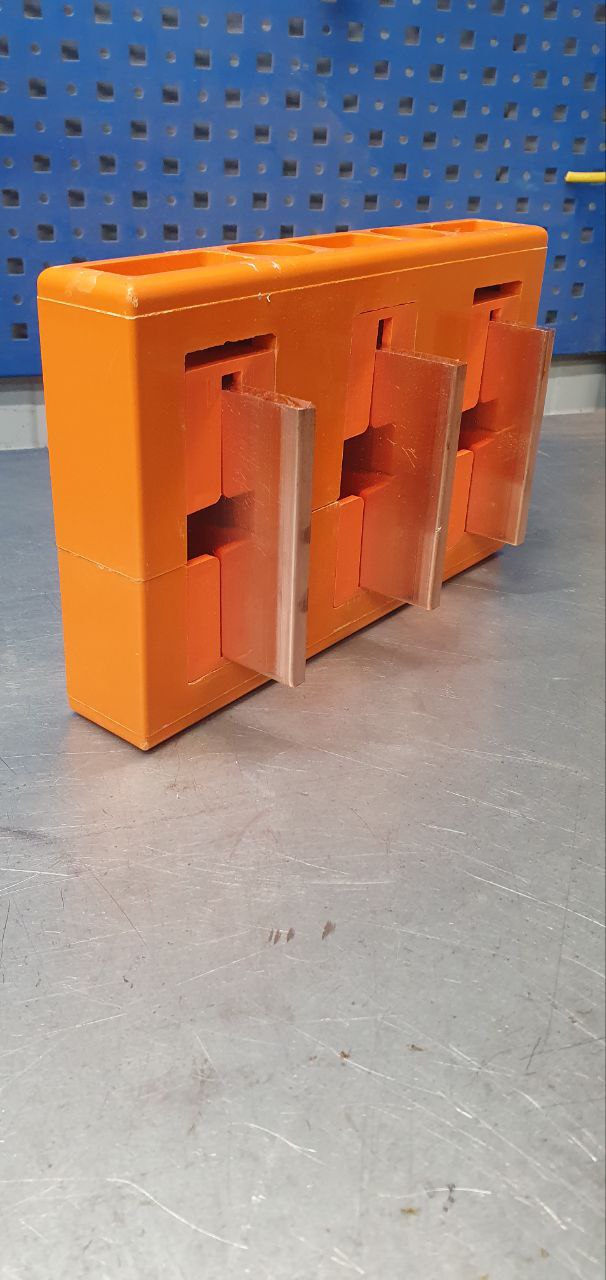 Данный шинодержатель на 6 медных шин. Для примера установили шину сечением 8x100. Зафиксировали ее 4 болтами (два сверху, два снизу). 