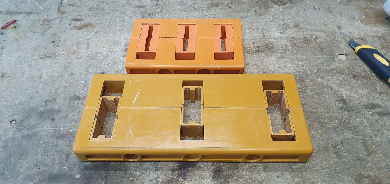 Данный шинодержатель на 6 медных шин. Для примера установили шину сечением 8x100. Зафиксировали ее 4 болтами (два сверху, два снизу). 